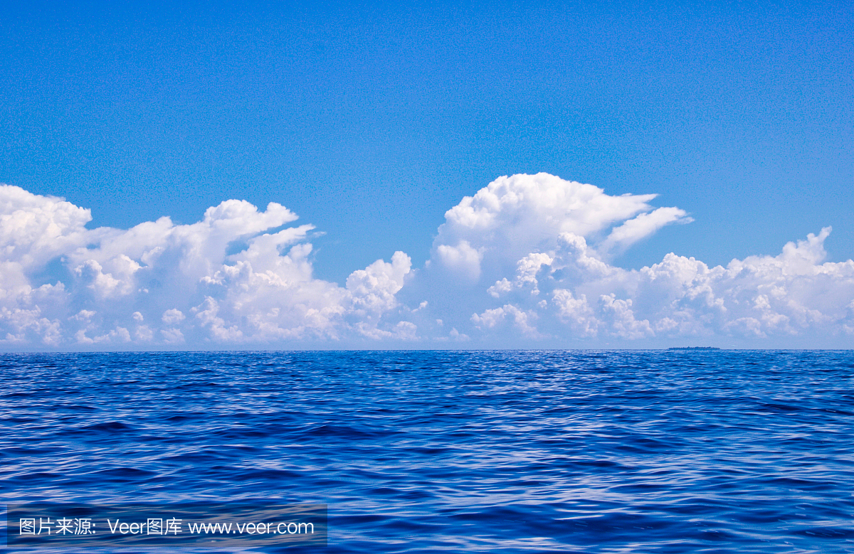 美丽的白云在海上相似的形状,加里曼丹