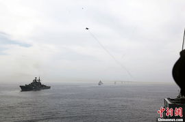 中俄海上联合军演举行海上阅兵